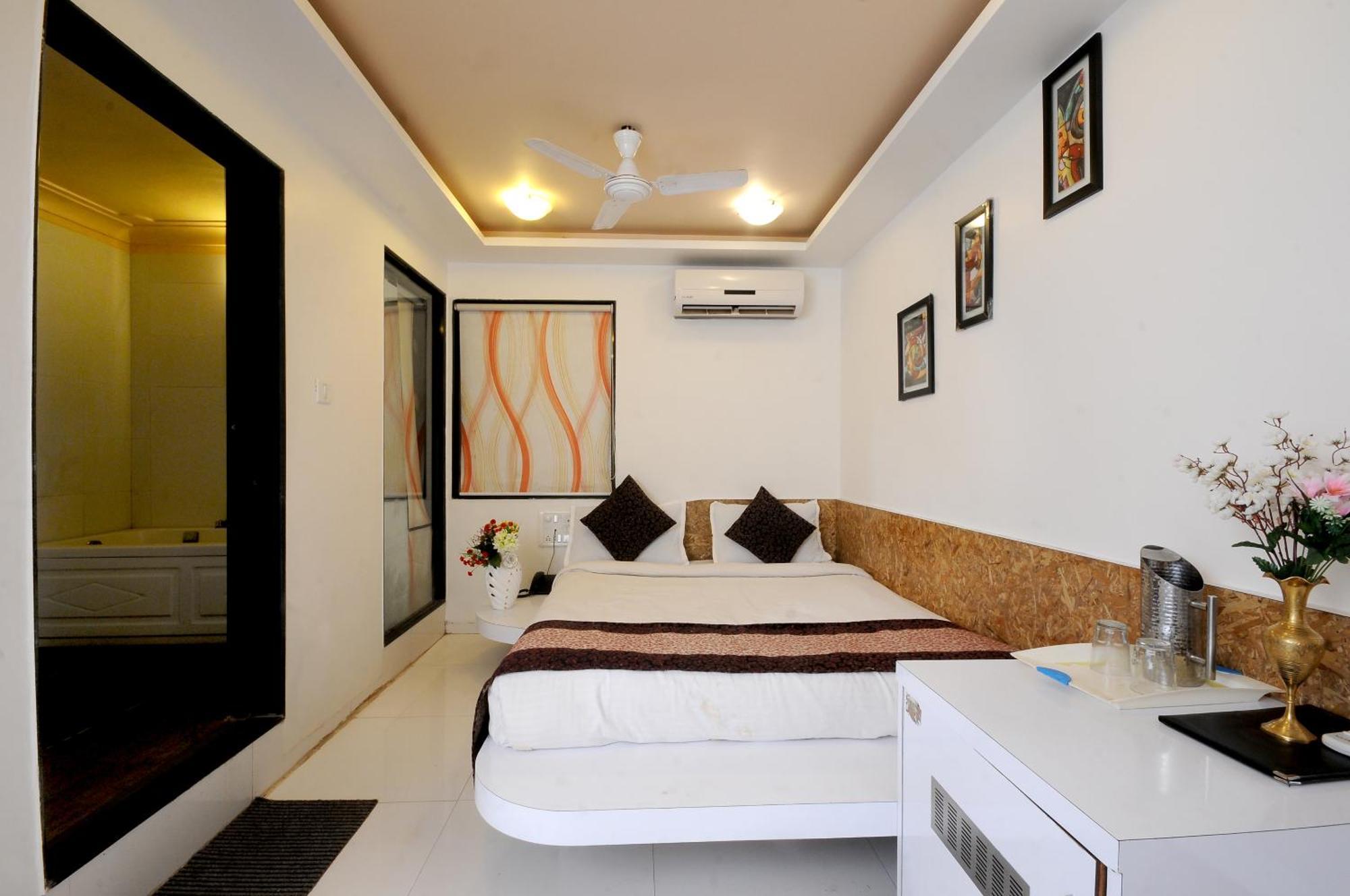 Hotel Vyankatesh & Pure Veg Restaurant Mahabaleshwar Exterior photo